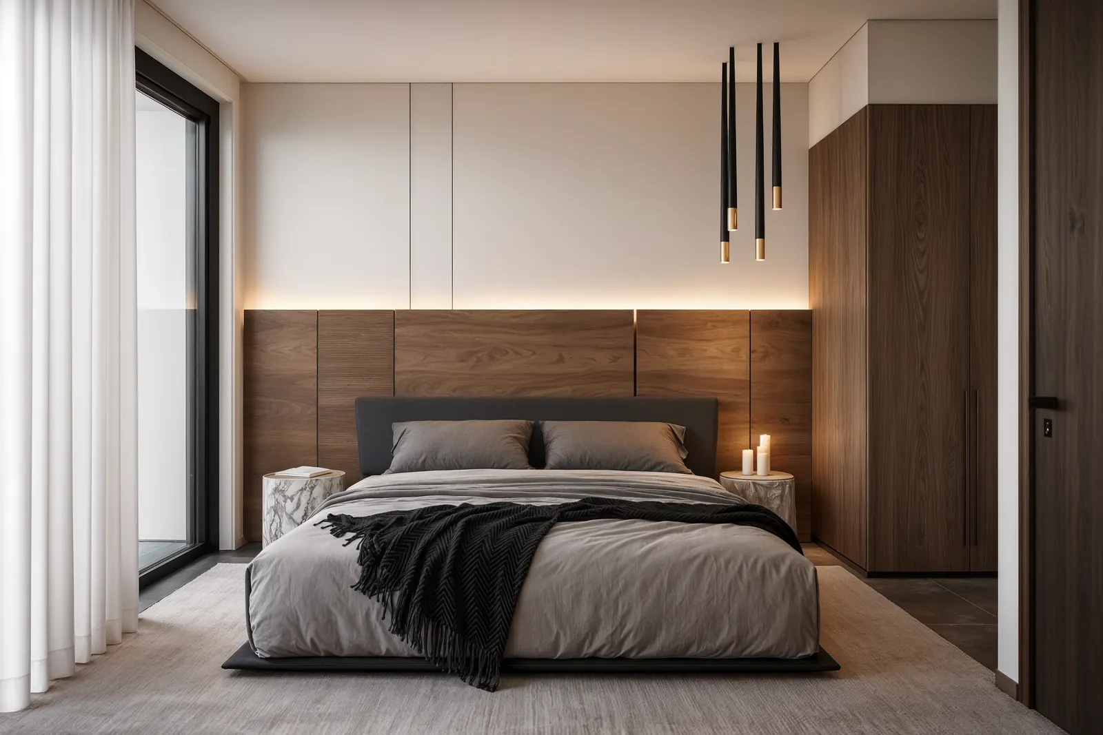 Chambre avec tête de lit en bois et baie vitrée